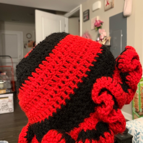 Crochet ruffle hat - Picture 2 of 3